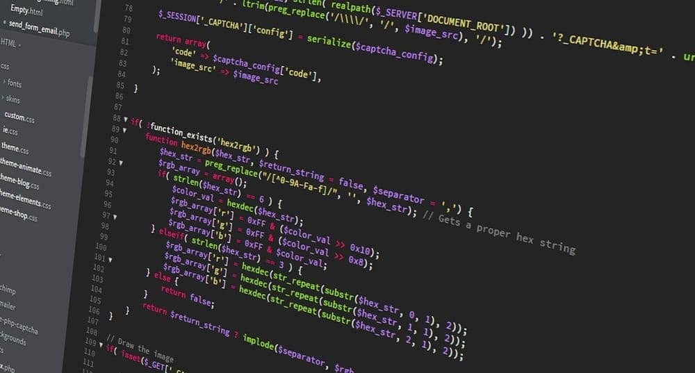 Écran d'ordinateur représentant en gros plan de multiples lignes de code informatique